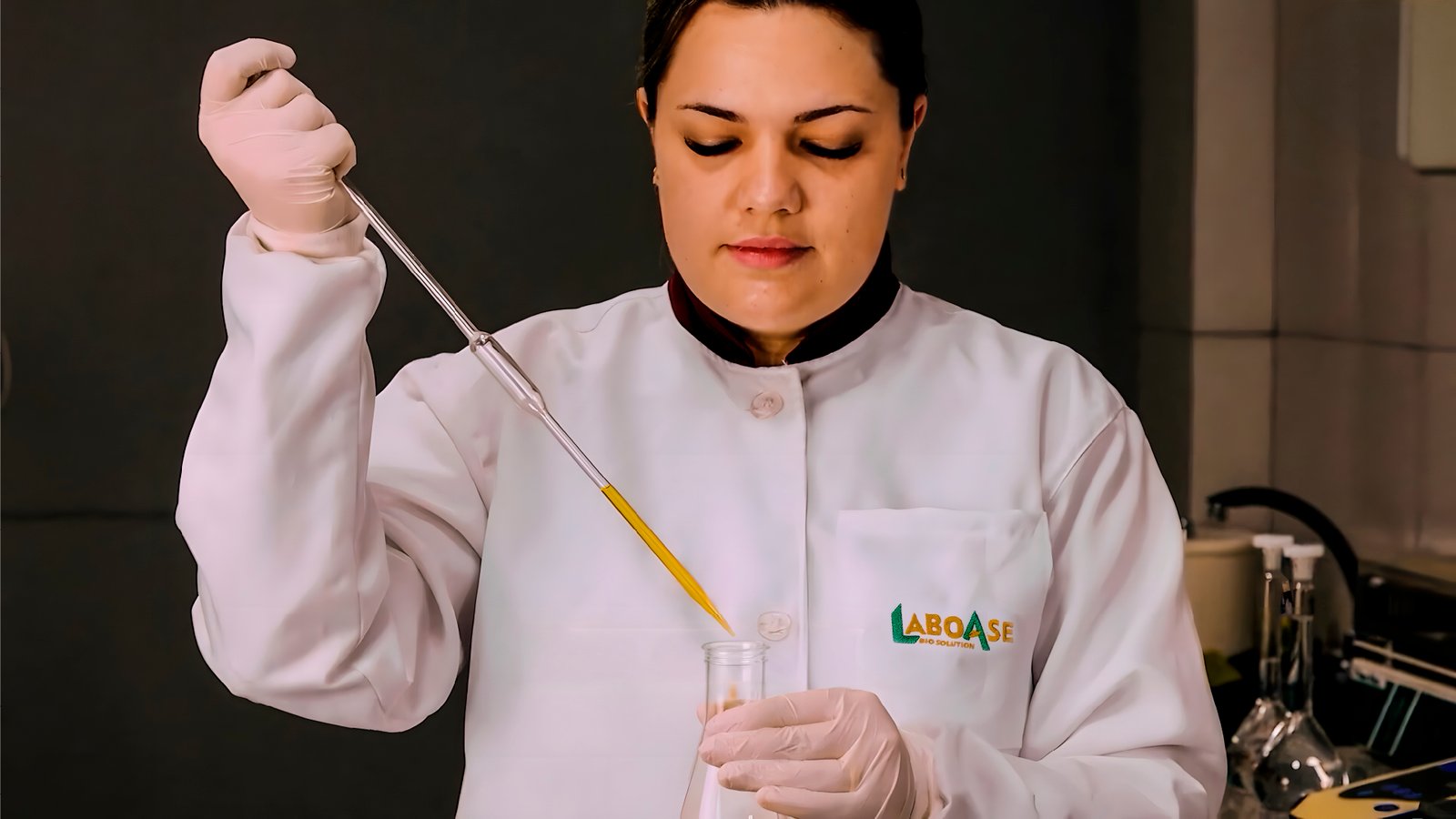 Profissional da LABOASE realizando análise em laboratório