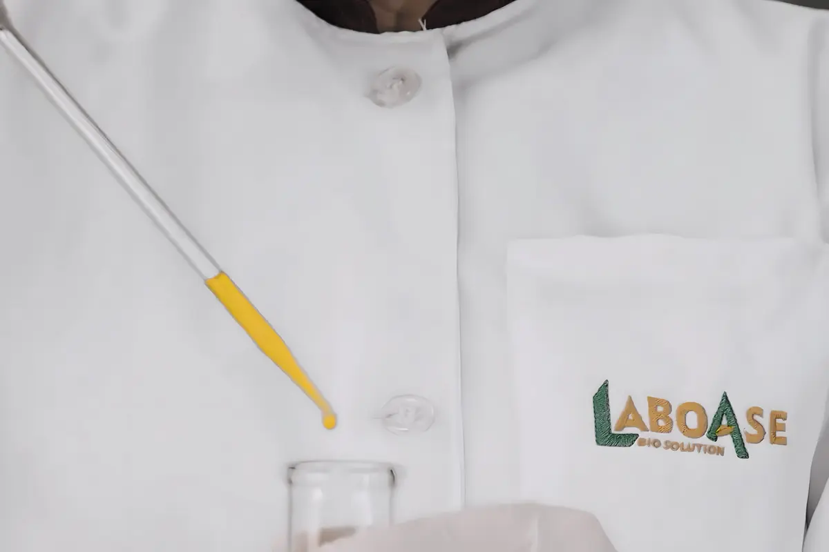 Análise de amostra líquida em laboratório LABOASE