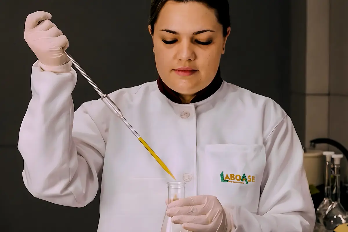 Procedimento laboratorial de análise de uma amostra líquida